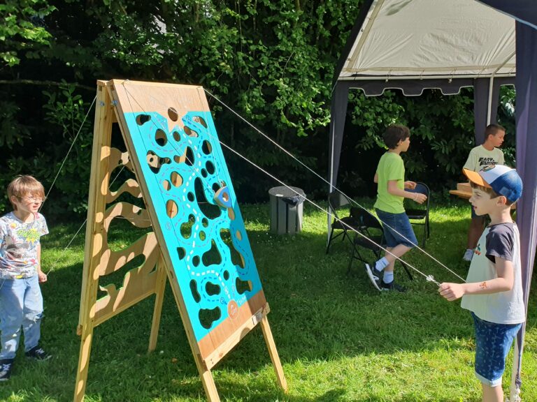 Jeux d'estaminet, de mariages, de fêtes familiales, en bois, où il faut faire monter une boule sur un parcours