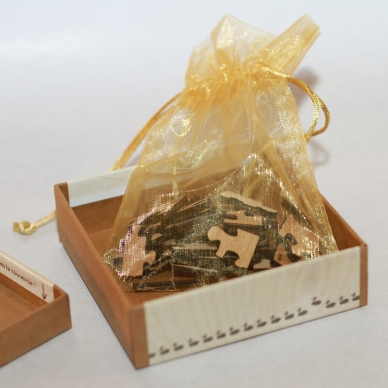Puzzles en bois conçus, imaginés et fabriqués à vigneux de bretagne, en loire atlantique, en France. Casse-têtes découpés au laser pour une précision maximale.