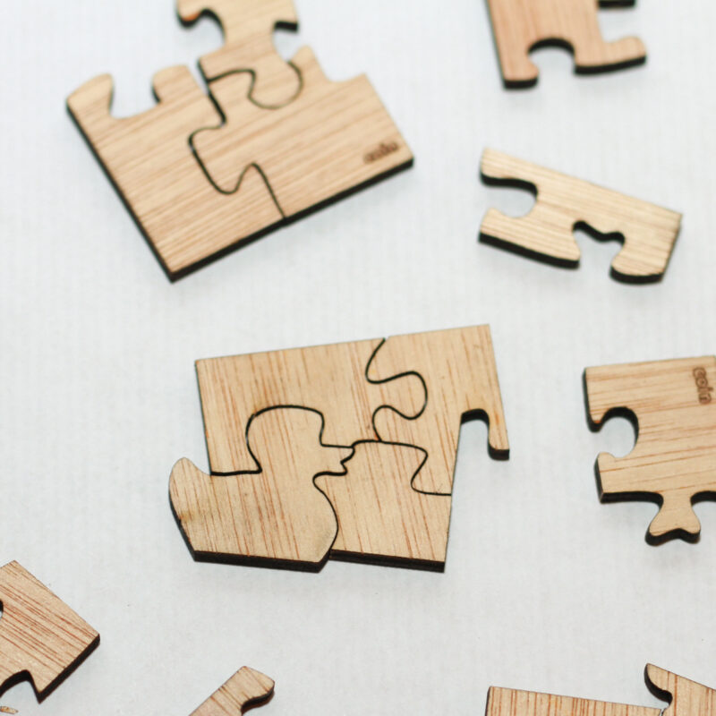 Puzzles en bois conçus, imaginés et fabriqués à vigneux de bretagne, en loire atlantique, en France. Casse-têtes découpés au laser pour une précision maximale.