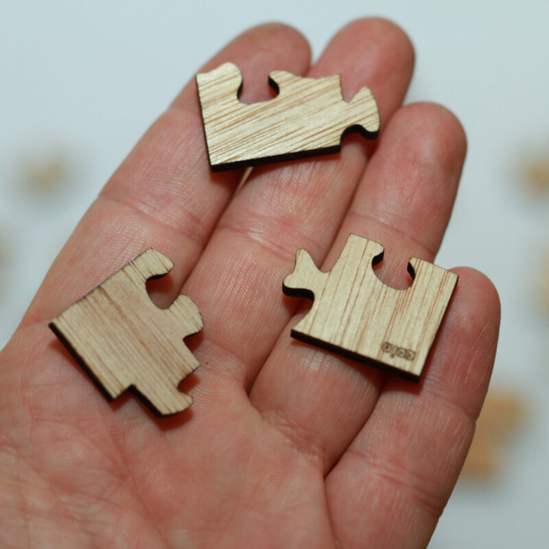 Puzzles en bois conçus, imaginés et fabriqués à vigneux de bretagne, en loire atlantique, en France. Casse-têtes découpés au laser pour une précision maximale.