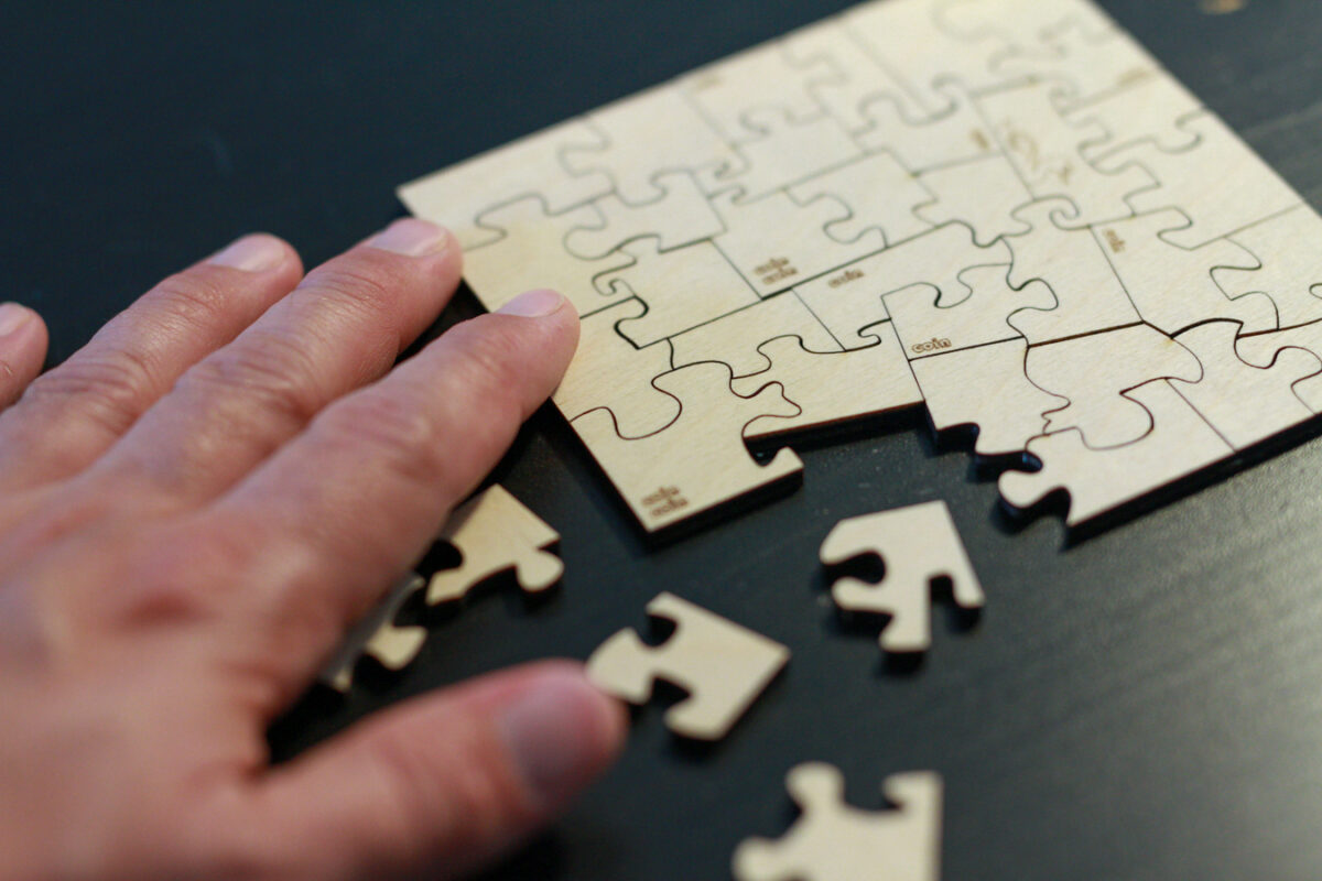 "Coins coins coins", le puzzle logique en bois qui va te rendre fou ! Toutes les pièces sont des coins. Créé en France, près de Nantes, qui va te faire réfléchir - par Lamamics