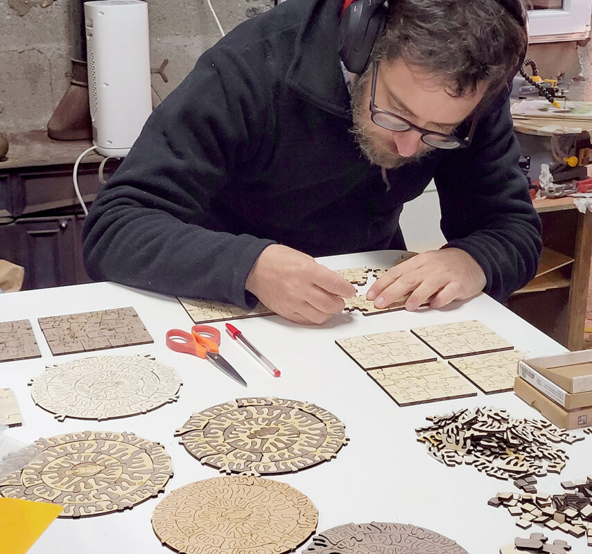 Puzzles en bois originaux conçus, imaginés et fabriqués en loire atlantique, en France. Casse-têtes découpés au laser pour une précision maximale. Le cadeau ludique et pas cher idéal !