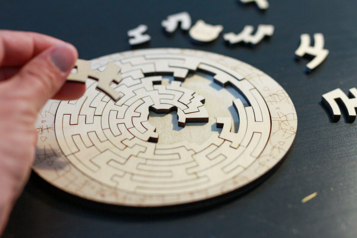 Puzzles en bois conçus, imaginés et fabriqués à vigneux de bretagne, en loire atlantique, en France. Casse-têtes découpés au laser pour une précision maximale.