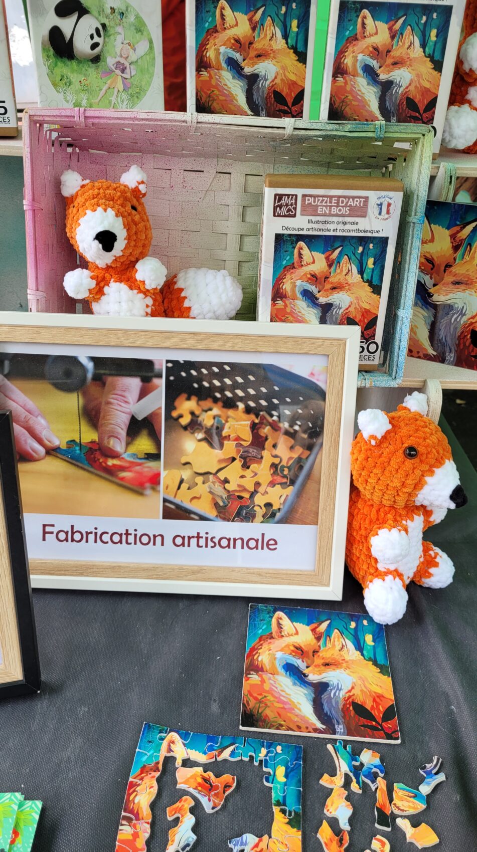 Stand de marché Lamamics, puzzles d'art Luminaile et Couples de renards avec peluches renard